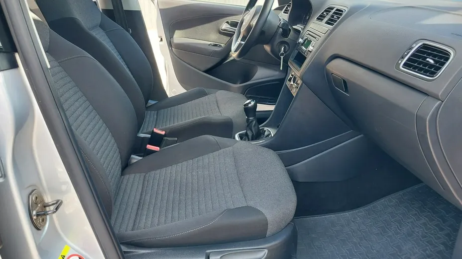 VOLKSWAGEN Polo -