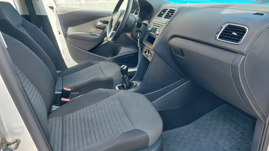 VOLKSWAGEN Polo -