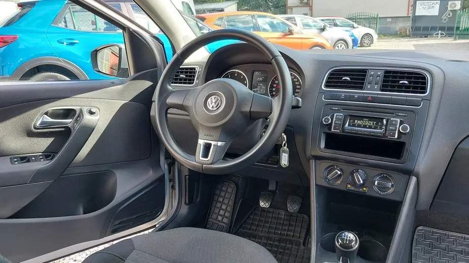 VOLKSWAGEN Polo -