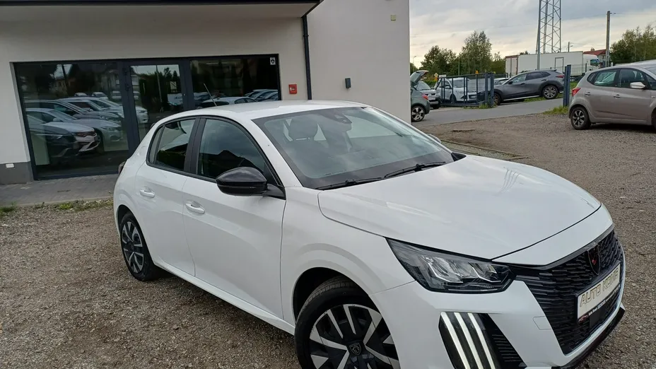 PEUGEOT 208 -