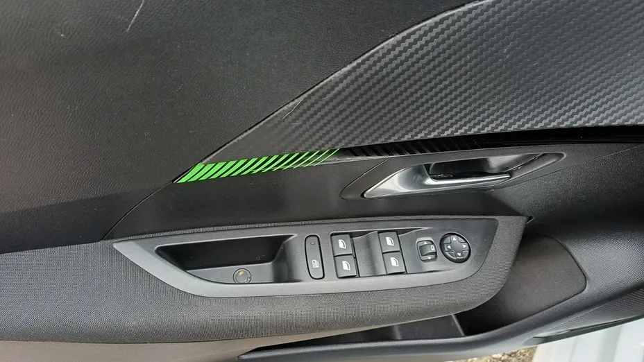 PEUGEOT 208 -