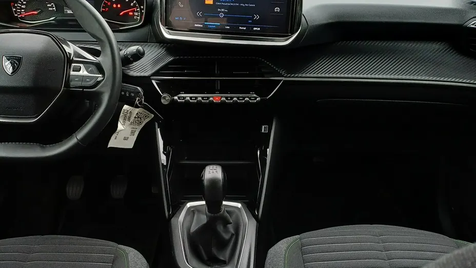 PEUGEOT 208 -