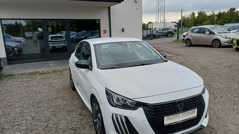 PEUGEOT 208 -