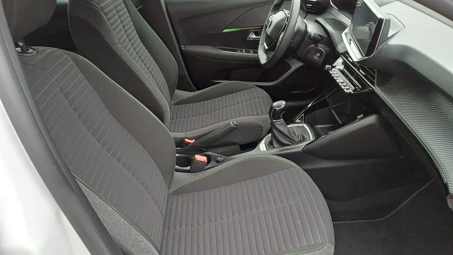 PEUGEOT 208 -