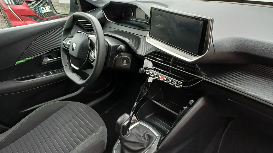 PEUGEOT 208 -
