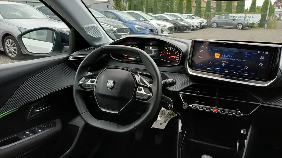 PEUGEOT 208 -