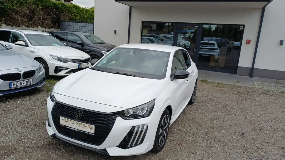 PEUGEOT 208 -