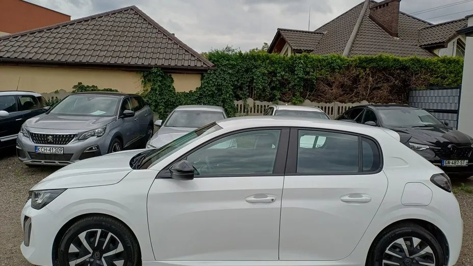 PEUGEOT 208 -
