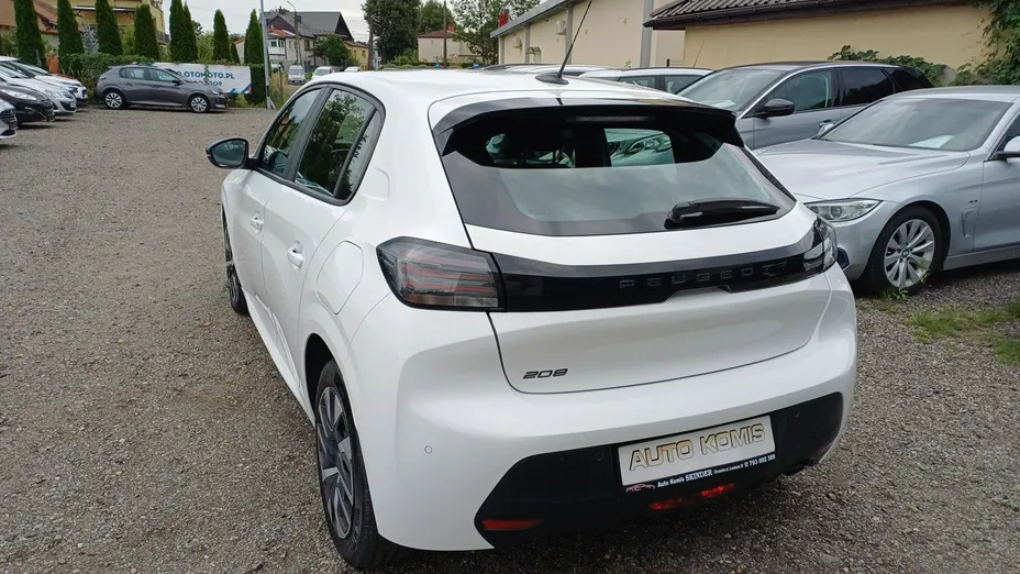 PEUGEOT 208 -