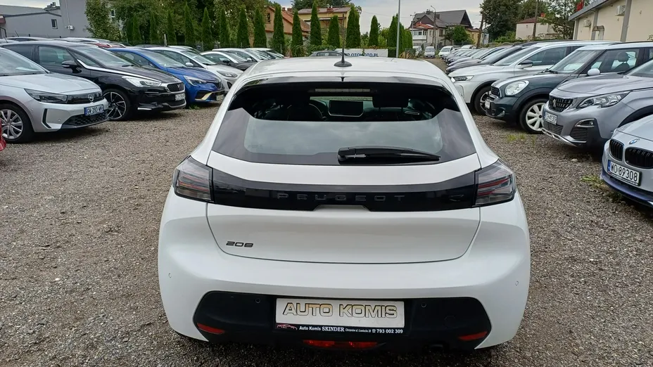 PEUGEOT 208 -