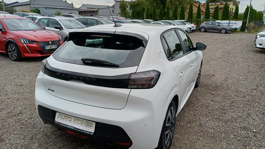 PEUGEOT 208 -