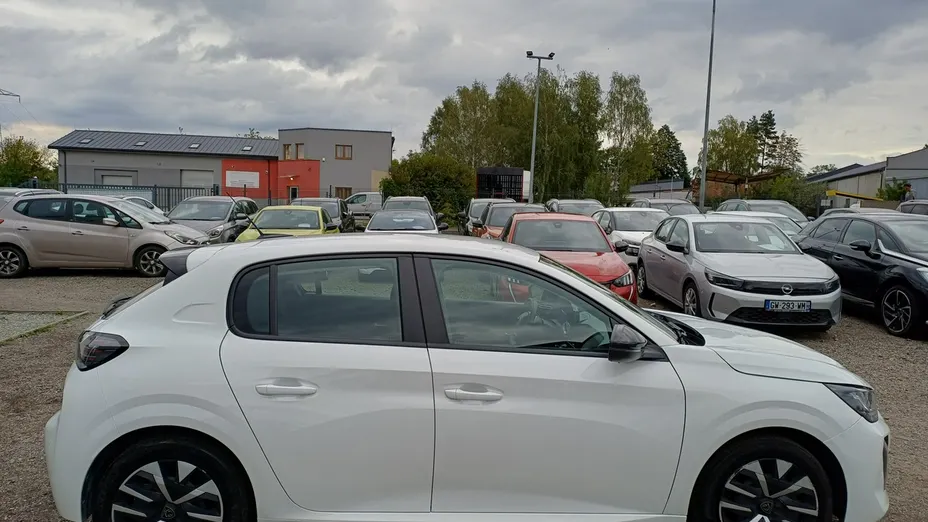 PEUGEOT 208 -