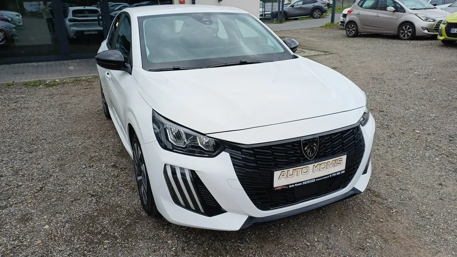 PEUGEOT 208 -