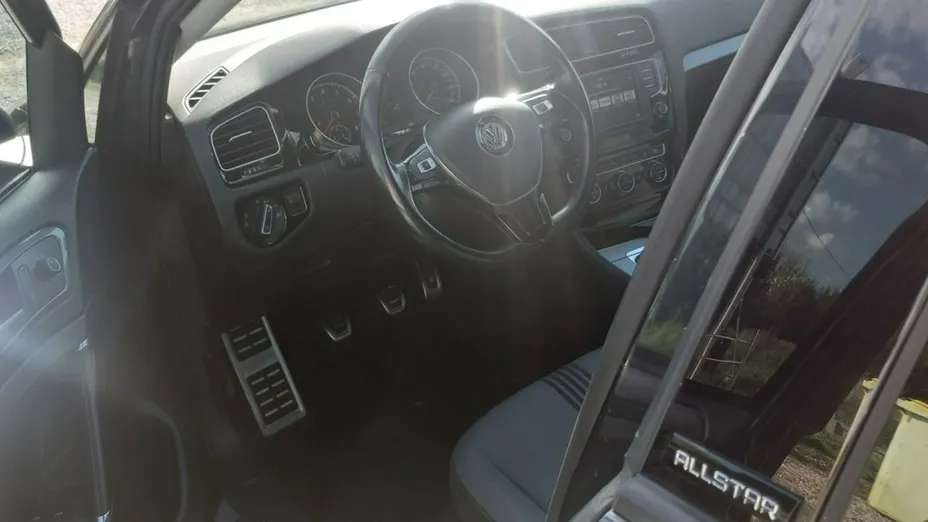 VOLKSWAGEN Golf -