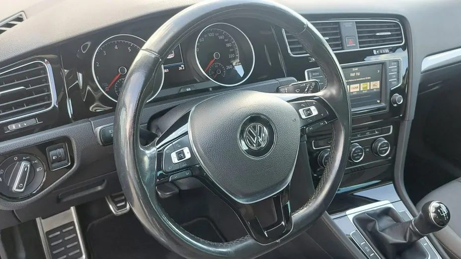VOLKSWAGEN Golf -