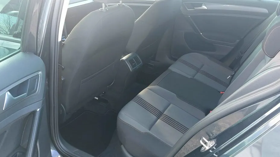 VOLKSWAGEN Golf -