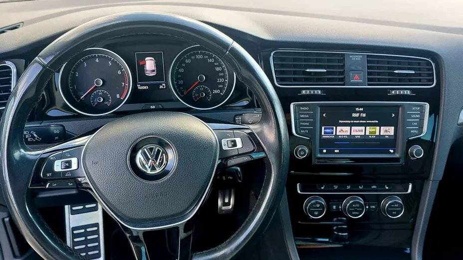 VOLKSWAGEN Golf -