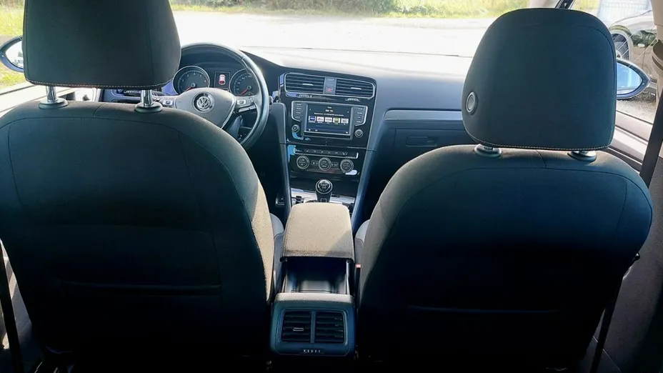VOLKSWAGEN Golf -