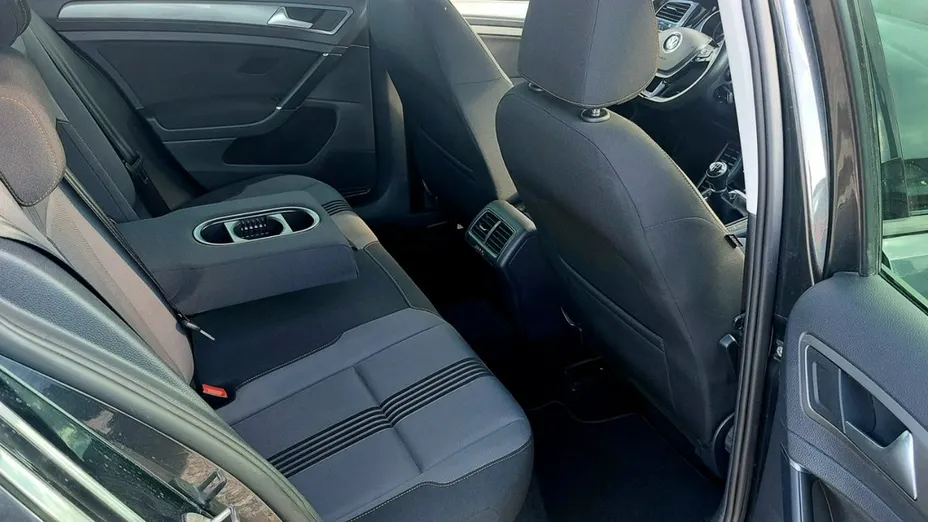 VOLKSWAGEN Golf -