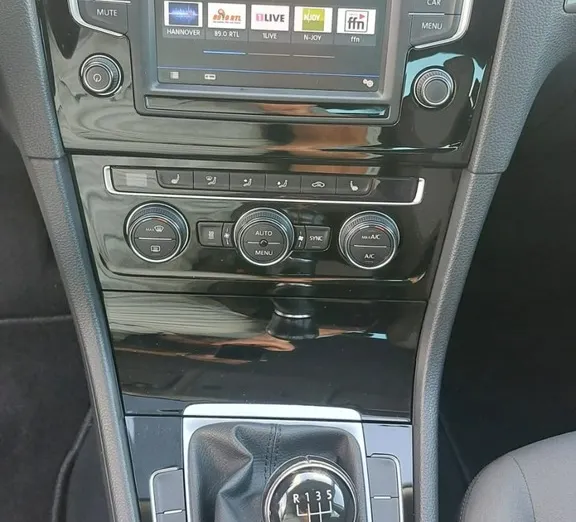 VOLKSWAGEN Golf -
