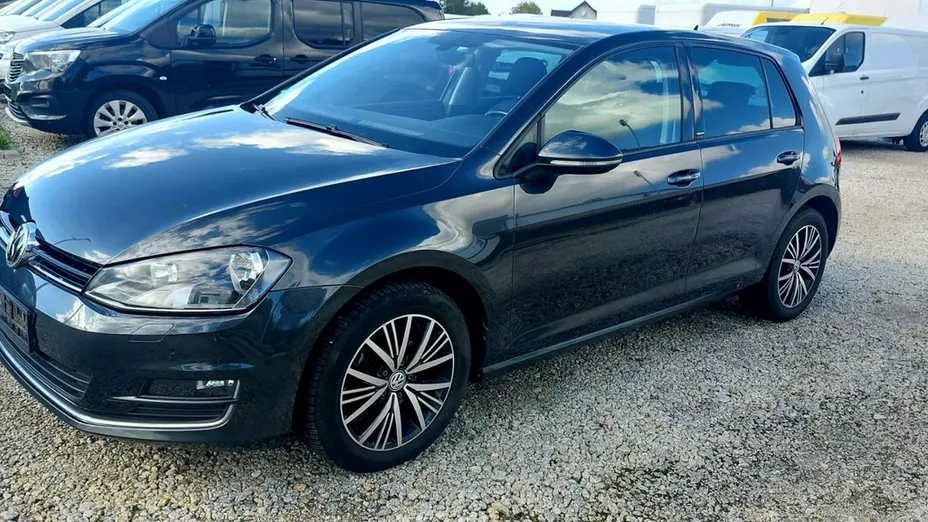 VOLKSWAGEN Golf -