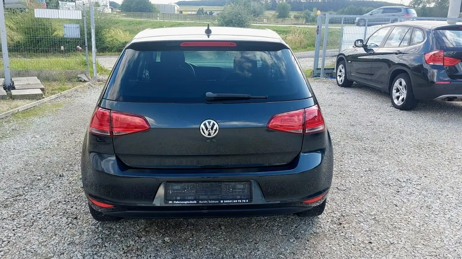 VOLKSWAGEN Golf -
