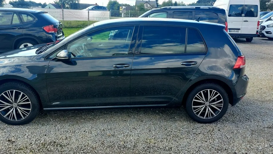 VOLKSWAGEN Golf -