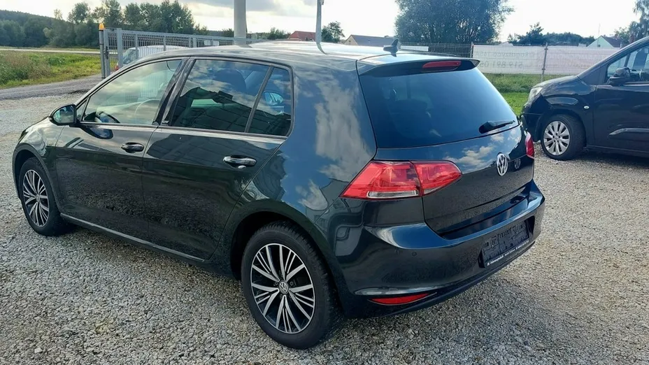 VOLKSWAGEN Golf -