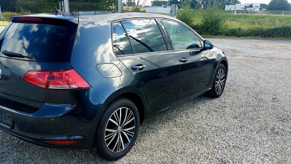 VOLKSWAGEN Golf -