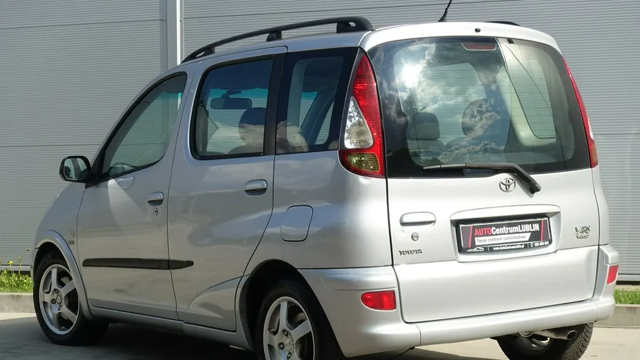 TOYOTA Yaris Verso -