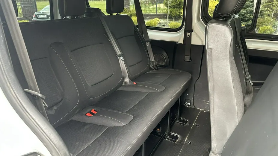 NISSAN NV300 -