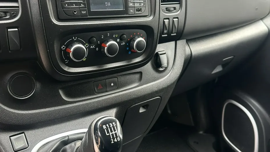 NISSAN NV300 -