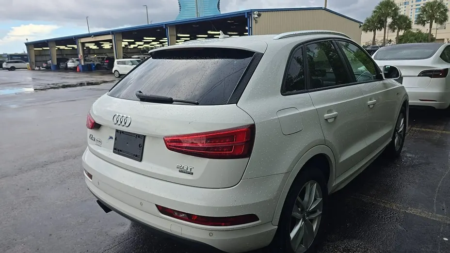 AUDI Q3 -