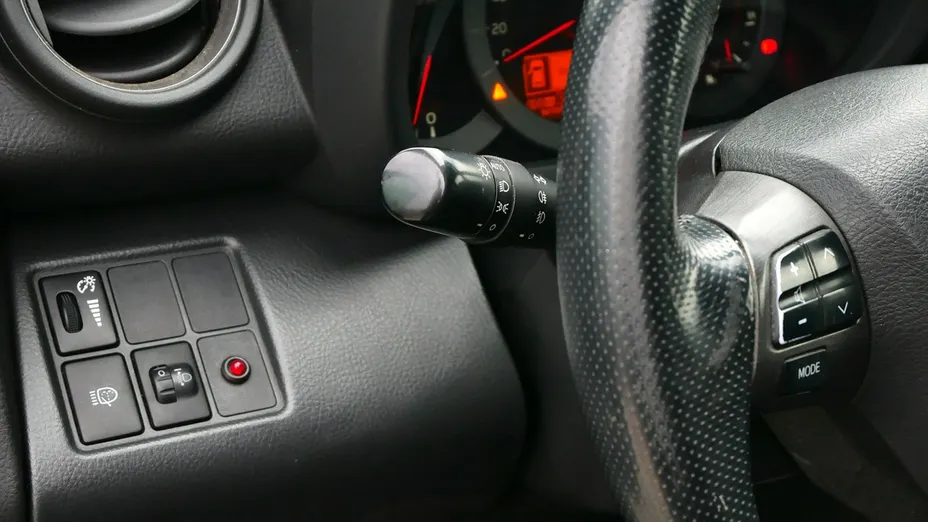 TOYOTA RAV4 -