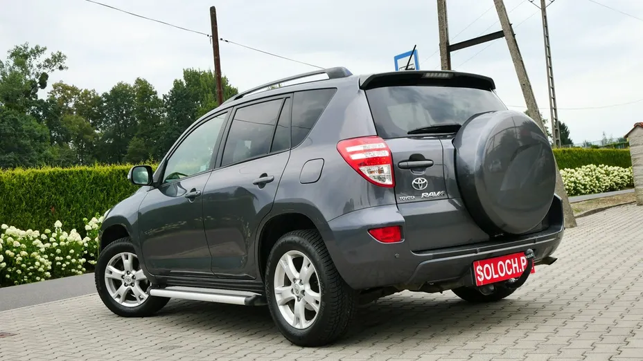TOYOTA RAV4 -