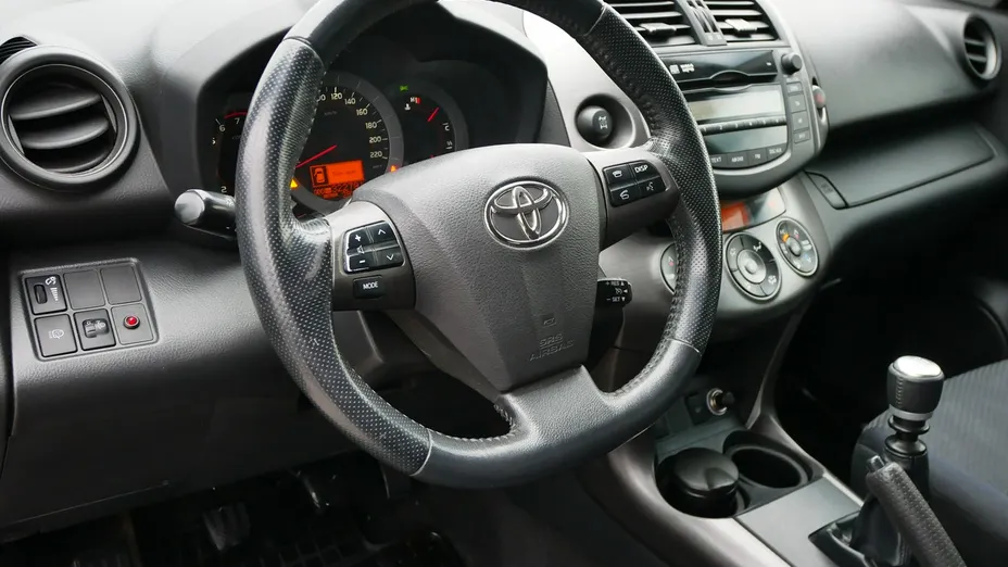 TOYOTA RAV4 -