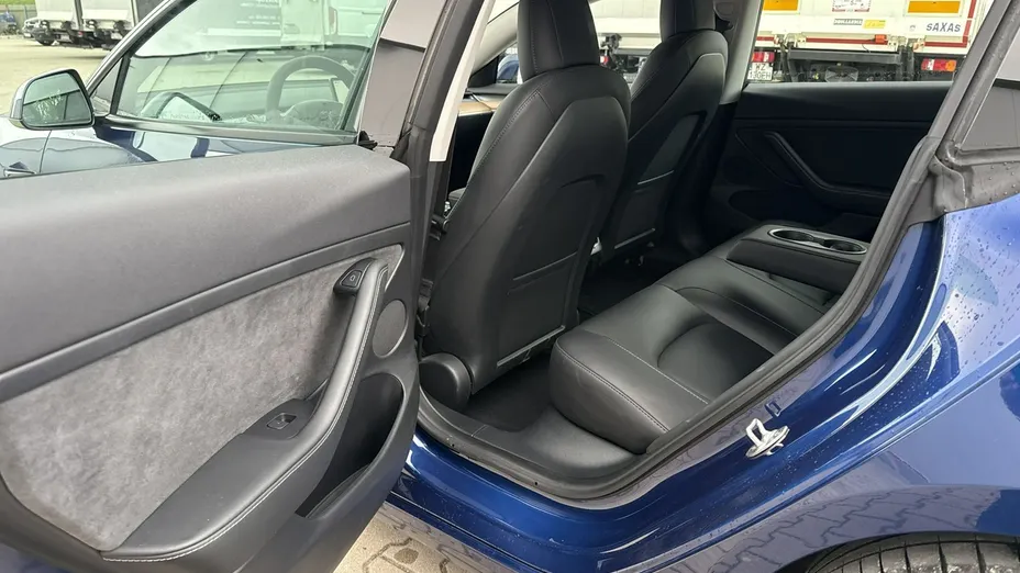 TESLA Model 3 -