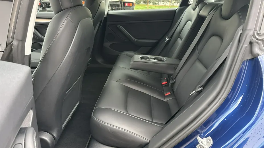 TESLA Model 3 -