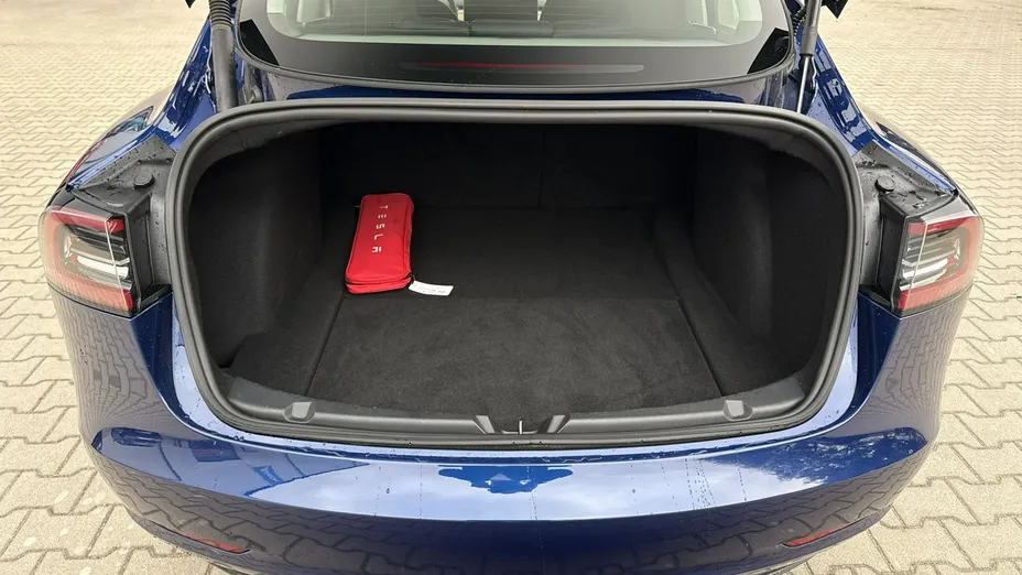 TESLA Model 3 -