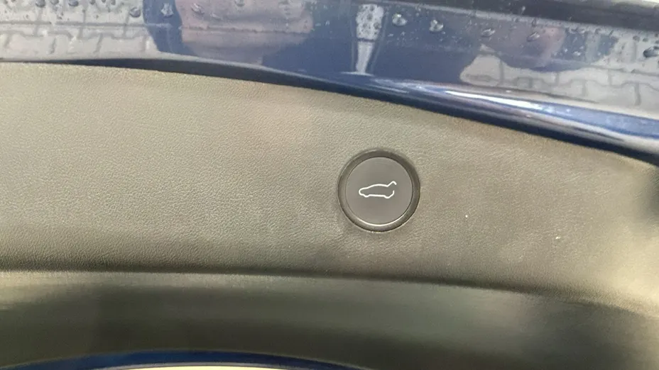 TESLA Model 3 -