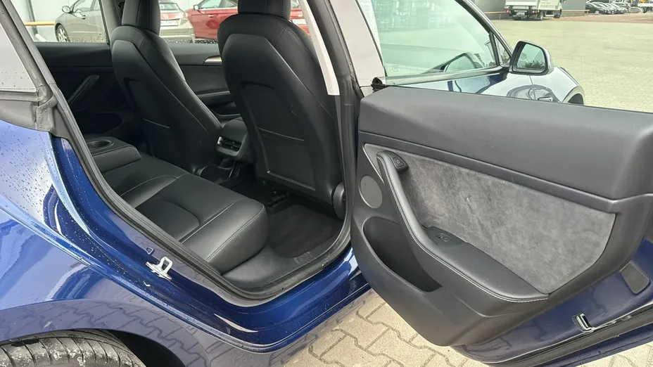 TESLA Model 3 -