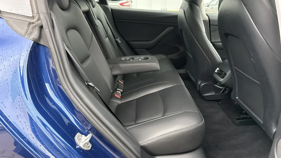 TESLA Model 3 -
