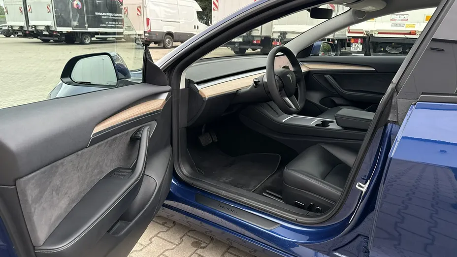 TESLA Model 3 -