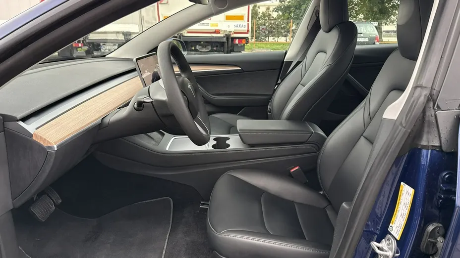 TESLA Model 3 -