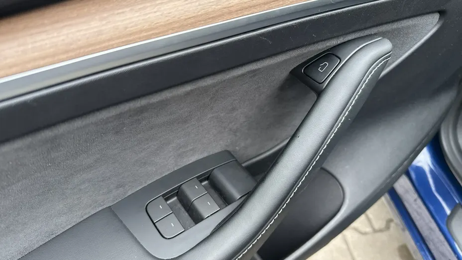 TESLA Model 3 -
