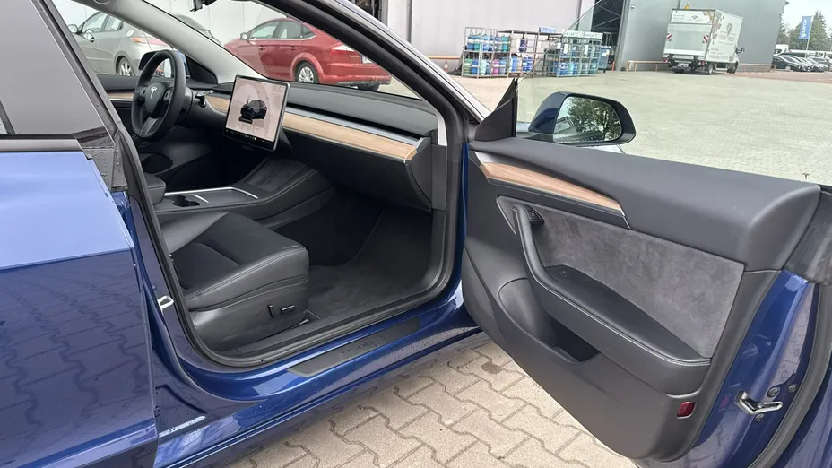 TESLA Model 3 -