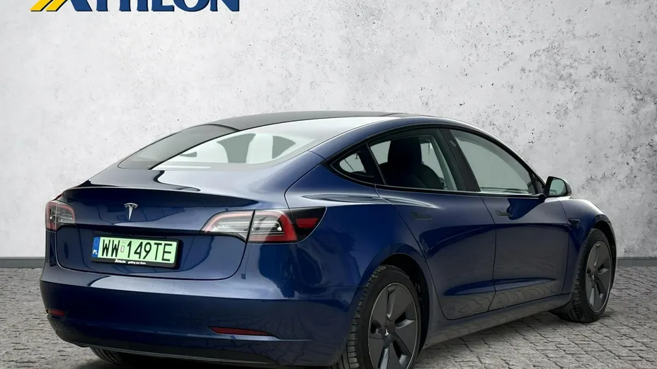 TESLA Model 3 -