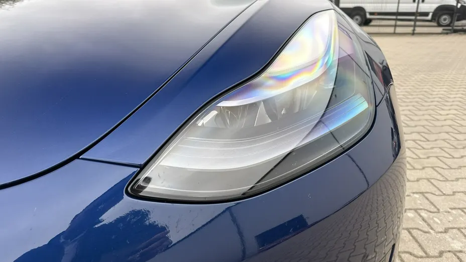 TESLA Model 3 -