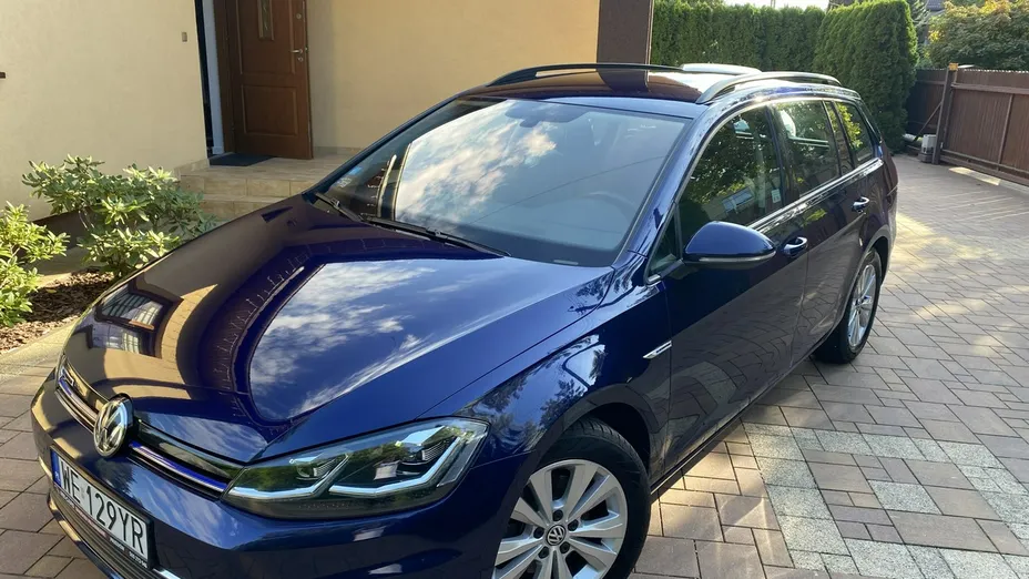 VOLKSWAGEN Golf -