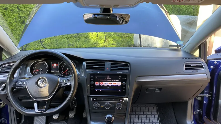 VOLKSWAGEN Golf -